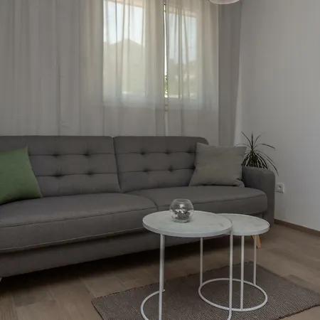 Flora Τρογκίρ