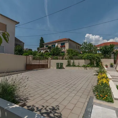 Διαμέρισμα Flora *