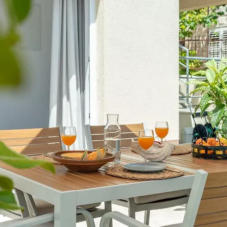 Flora Τρογκίρ